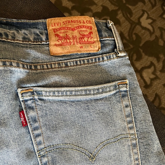 Light wash Levi Jeans - Picture 1 of 3